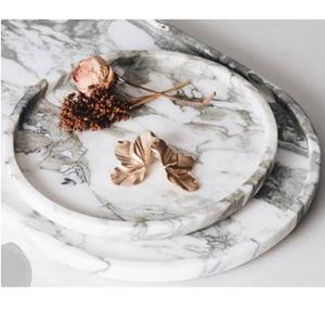 Exclusiva Bandeja de Servir de Diseño Elegante, Bandeja Rectangular de Mármol Blanco Más Vendida con Asa Chapada en Oro - Product Image 3