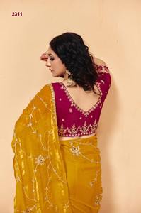 Collection exclusive de saris en soie brodés pour occasions spéciales, vente en gros, proposant des designs luxueux pour les détaillants et les boutiques en ligne - Product Image 3