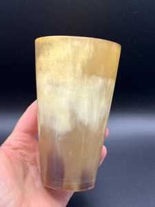 Verre en corne poli pour boissons – Tasse élégante et légère, idéale pour jus, eau, bière et boissons gazeuses – Authentique tasse à boire en corne UO - Product Image 3