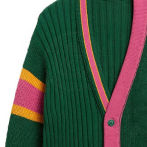 Cardigan en acrylique tricoté vert pour hommes et femmes, avec bordure rose rayée et broderie de lettres grecques, idéal pour toutes les saisons – Collection Fraternité et Sororité - Product Image 3