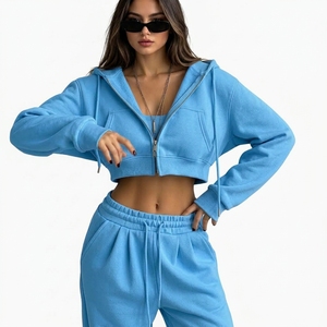 Survêtement décontracté pour femme avec sweat à capuche zippé en polyester/coton épais et coupe courte, pantalon à taille élastique et poches latérales - Product Image 1