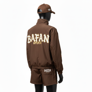 ชุดเซ็ตเสื้อแจ็คเก็ตกันลมผ้าโพลีเอสเตอร์พรีเมียมน้ำหนักเบา ผ้าทอเรียบ สีน้ำตาล แต่งแถบสไตล์ยูทิลิตี้ พิมพ์โลโก้ตามสั่ง ไซส์พลัส - Product Image 4