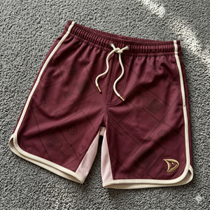 Shorts de pickleball bordeaux personnalisés en gros avec impression sublimée sur le terrain, passepoil crème et poches zippées - Product Image 1