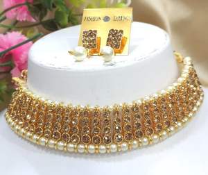 Parure de collier ras-du-cou de haute qualité, certifiée, en alliage plaqué argent, avec motifs floraux en cristal de corail et strass, style ethnique traditionnel, pour mariage et soirée - Product Image 1