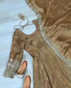 Nuevo lanzamiento: Vestido estilo Anarkali con bordado de lentejuelas, atuendo tradicional de lujo, colección festiva, ropa de diseñador lista para usar. - Product Image 5