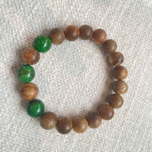 Bracelet en bois d'agar du Vietnam fait main, nouveau style, AL-SG.02.10.001, avec 3 perles de corail vert, 16 perles de bois d'agar naturel, unisexe - Product Image 4