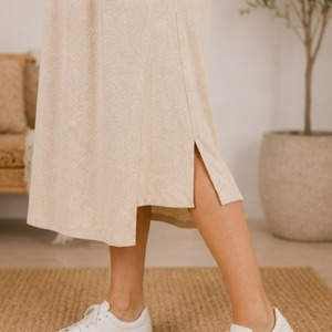 Robe de nuit de maternité en tricot à manches longues, longueur mi-mollet, col rond, coupe ample, couleur naturelle, en coton respirant, style pull - Product Image 5