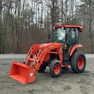 Tracteur Kubota L6060 conçu pour les applications agricoles intensives, offrant un contrôle fluide et des performances sur le terrain durables. - Product Image 6