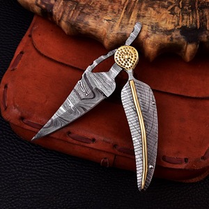 Cuchillo plegable utilitario hecho a mano de acero de Damasco con punta recta, personalizable, con mango de acero de Damasco y latón. - Product Image 2