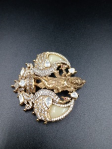 Broche Paon Doré Amaira Jewels avec Cristaux Strass et Ailes Taillées en Poire, Design Religieux, Bijoux Unisexe en Argent 925 et Or 24K - Product Image 2