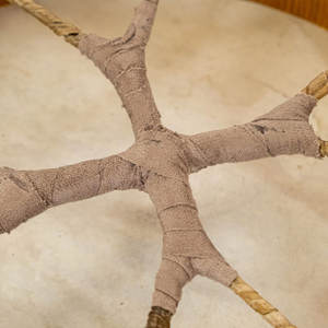 กลองทรงกลมแบบดั้งเดิมของชาวชาแมน ทำด้วยมือจากหนังสัตว์ กลองศักดิ์สิทธิ์สำหรับการทำสมาธิ โยคะ และการบำบัดด้วยพลังงาน - Product Image 5