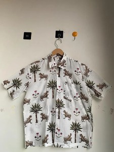 เสื้อเชิ้ตผู้ชายผ้าฝ้ายแท้ ระบายอากาศได้ดี ลายดอกไม้ คอวี กระดุมเขาสัตว์ สวมใส่สบายๆ ในฤดูร้อน - Product Image 5