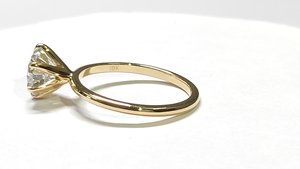 Anillo de Oro de 14K con 2.750 Gramos de Peso de Oro y Diamante Redondo Cultivado en Laboratorio de 1.25 Quilates E-VS1, Corte Redondo con Diamantes Laterales, Joyería para Mujer - Product Image 2
