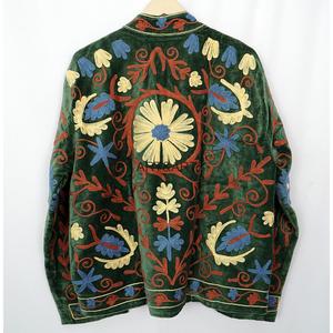 Veste d'hiver style bohème ART&ART faite à la main en velours Suzani à motif floral brodé, écologique et à séchage rapide - Product Image 4