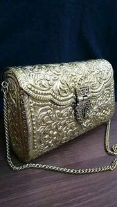 Bolso de mano de latón de alta calidad con grabado floral y correa de cadena para decoración de interiores - Product Image 2