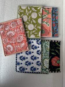 Pochette en tissu de coton matelassé imprimé à la main, écologique, sac de voyage pour maquillage et trousse à cosmétiques multi-usages - Product Image 4