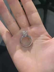 แหวนหมั้นเพชรทรงกลมเจียระไนแบบบริลเลียนท์ ทอง 14K ดีไซน์คลาสสิก เพชรเพาะเลี้ยงในห้องปฏิบัติการ - Product Image 2