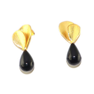 Boucles d'oreilles pendantes uniques en onyx noir, forme goutte, plaqué or 24 carats, motif feuille, en laiton, pour femmes et jeunes filles, vente en gros - Product Image 1
