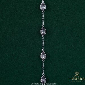 Bracelet minimaliste avec diamant de laboratoire taille poire, montures élégantes, maillons délicats et fermoir mousqueton - Product Image 2