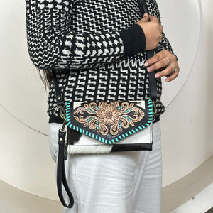 Sac bandoulière en cuir de vachette de qualité supérieure, brodé et orné de motifs, sac à rabat fait main avec dragonne et bandoulière réglable - Product Image 4