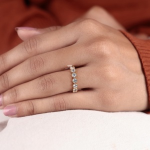 Bague d'éternité en or jaune 14 carats avec diamants de laboratoire sertis à la milgrain, bague de mariage empilable avec diamants ronds pour elle - Product Image 5