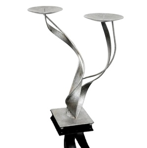Porte-bougie pilier vintage en fer forgé torsadé fait main, style brutaliste mi-siècle, argent vieilli, pour Noël - Product Image 1