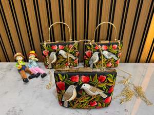 Pochette de soirée brodée florale avec chaîne dorée, sac à main noir pour mariage et occasions festives - Product Image 2