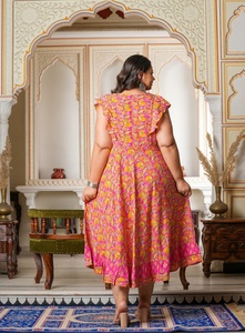Kurti Anarkali con Mangas Acampanadas, Bordado Floral Rosa, Tela de Rayón, Cuello Redondo, Talla Grande, Ropa de Ocasión para Mujer - Product Image 3