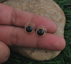 Boucles d'oreilles pendantes de luxe en argent sterling 925 plaqué argent avec onyx noir naturel, cabochon en pierre précieuse à sertissage lisse pour fiançailles, vente en gros - Product Image 2