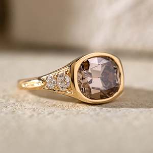 Nouvelle Arrivée Bague Solitaire Vintage en Or Jaune Massif 18K avec Diamant Brun de Laboratoire de 4,5 carats Certifié IGI, Coupe Coussin - Product Image 2