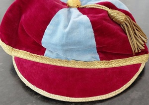 Casquette d'honneur personnalisée en velours marron et bleu clair avec logo, bordure tressée dorée et pompon – Chapeau de récompense respirant pour cérémonie de remise des diplômes - Product Image 2
