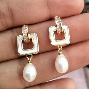 Boucles d'oreilles pendantes en perles d'eau douce, géométriques carrées, plaquées or, anti-ternissement, fabricant et fournisseur en gros de bijoux - Product Image 4