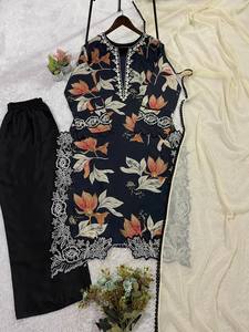 Présentation de la nouvelle tenue pakistanaise de créateur pour la saison estivale, avec haut brodé, pantalon palazzo et dupatta. - Product Image 4