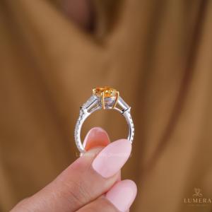 Bague de fiançailles en or massif avec diamant ovale jaune fantaisie cultivé en laboratoire IGI et bague de mariage à baguettes effilées - Product Image 5