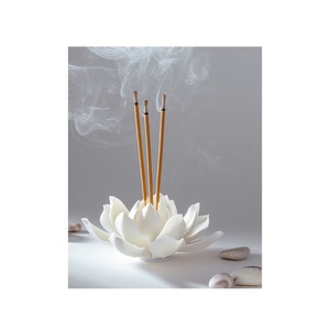 Porte-encens minimaliste en céramique blanche, brûleur d'encens floral en porcelaine, attrape-cendres décoratif pour salle de méditation - Product Image 3