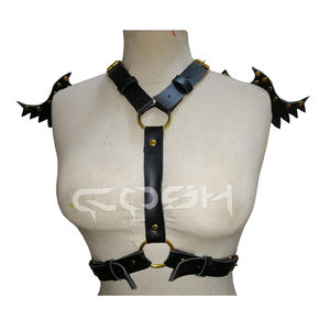 Arnés de cuero negro con tachuelas, tirantes pequeños con diseño de alas de murciélago y hebillas doradas - Product Image 2