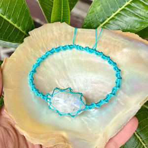 สร้อยข้อมือหินมูนสโตนทำมือ เชือกสีน้ำเงิน หินมูนสโตนธรรมชาติ ปรับขนาดได้ เครื่องประดับสไตล์โบโฮสำหรับผู้หญิง - Product Image 4