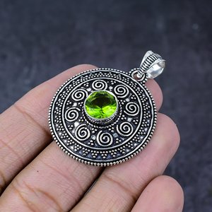 Pendentif en argent plaqué sterling avec pierres précieuses péridot taillées, style bohème, unisexe, fait main, idéal pour les fêtes - Product Image 3