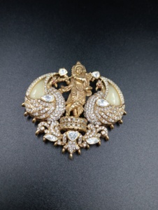 Broche Paon Doré Amaira Jewels avec Cristaux Strass et Ailes Taillées en Poire, Design Religieux, Bijoux Unisexe en Argent 925 et Or 24K - Product Image 6
