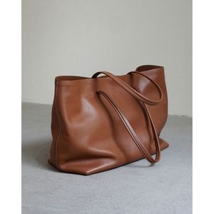 Bolso Tote Minimalista de Cuero Genuino para Uso Diario - Product Image 1