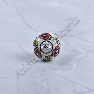 Perillas decorativas florales de cerámica con detalles pintados a mano para puertas de gabinetes de Axiom Home Accents - Product Image 1