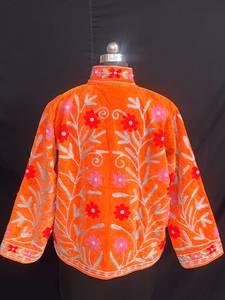 Chaqueta corta de terciopelo naranja de lujo con hermoso bordado floral Suzani, abrigo bohemio, prenda exterior llamativa para el invierno para mujer. - Product Image 6