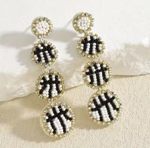 Nouveautés Boucles d'oreilles clous classiques unisexe en perles de verre faites à la main, couleur piment rouge, avec lettres et perles de rocaille, pour enseignant(e)s et mariages - Product Image 4