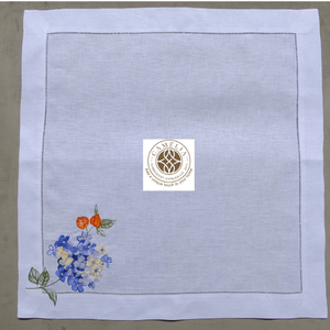 Servilleta de lino suave con bordado de hortensias y bayas de loto en un rincón, que aporta un toque fresco de jardín a una mesa elegante. - Product Image 1