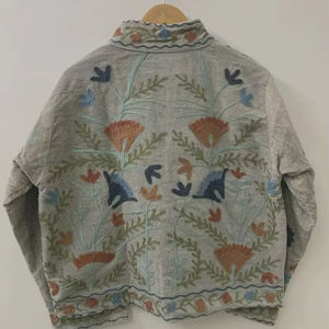 Veste courte en velours brodée Suzani, veste courte de festival, veste unisexe pour femme, cadeau pour femme, boléro de mariée - Product Image 1