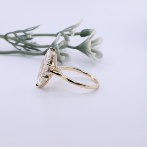 Elegante Anillo de Compromiso de Oro Amarillo con Diamante Cultivado en Laboratorio de Corte Marquesa, Halo Oculto, Puntas en V y Pavé en el Hombro, Joyería Fina - Product Image 4