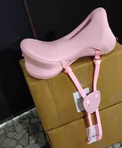 Sillín sintético rosa duradero y resistente |   Fibra de cuero PU ligera y suave con herrajes niquelados para entrenamiento ecuestre - Product Image 1