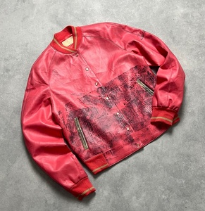 Blouson Bomber Vintage en Cuir Rouge Vente en Gros, Qualité Supérieure en Cuir PU Souple, Motif Sérigraphié, Broderie de Lettres Personnalisée - Product Image 3