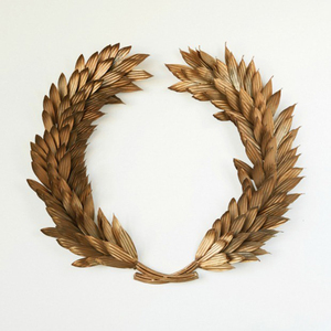 Couronne de lauriers dorée élégante avec des feuilles métalliques superposées en forme de fer à cheval ouvert, parfaite pour la décoration murale moderne - Product Image 1