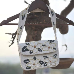 Bolsos de mano bohemios Banjara con cuentas para mujer, a la moda, con pompones y conchas, bolsos con flecos, monederos coloridos con cuentas. - Product Image 1